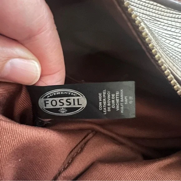 Authentic Fossil Women's Cowhide Leather Shoulder Bag w/Key Hobo Style EUC! - Picture 15 of 16